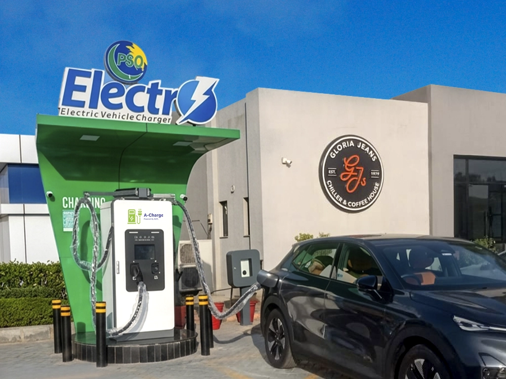 180kW Titan EV Charger at Bhera beside a black electric car outside Gloria Jean’s Chiller & Coffee House.